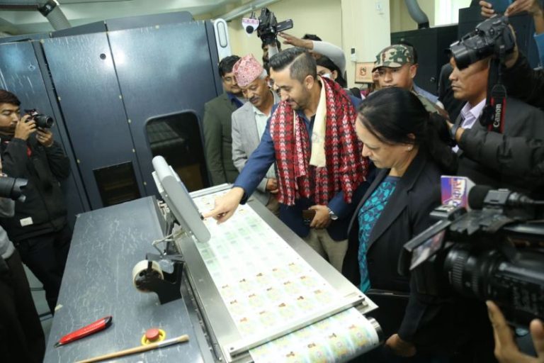 अब लाइसेन्स नेपालकै मुद्रण मेसिनबाट छाप्न सुरु,सञ्चारमन्त्रीले गरे  उद्घाटन